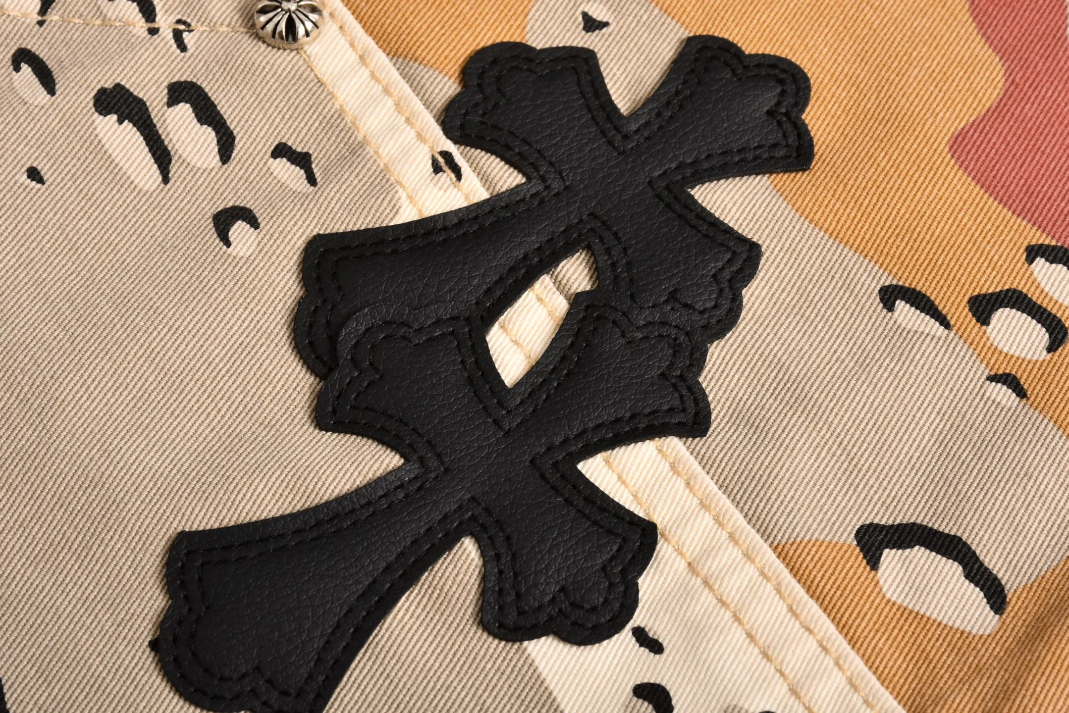 🅿️560 [Exclusive supply] CH Crouching Leather Camouflage Shorts (Red) Purchased and developed by a Los Angeles agent for US$2,980. This style is made of custom-made military canvas fabric, restored according to the original model 1:1, and printed with camouflage patterns. The customization period for the hem sex pattern stamp is 20 days, the minimum order is 1800 pieces, and the color plate is matched. The hardware buckles are all made of electroplated 925 silver material, the weight is perfectly restored, and they are aged and oxidized to black. Size:S-M-L-XL